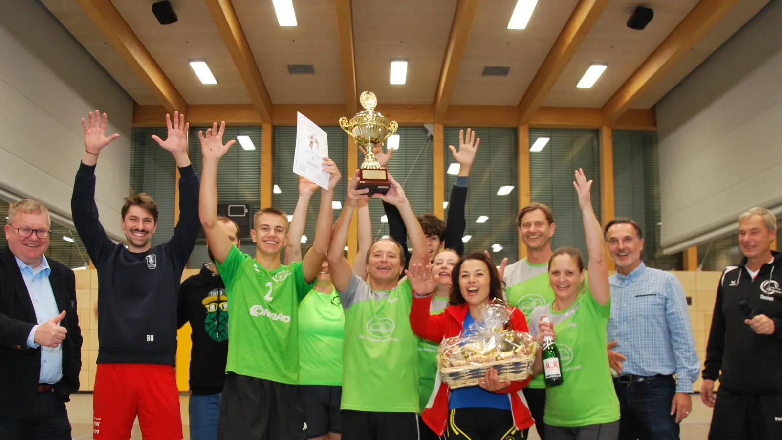 Die neuen Stadtmeister, das Team „WerKoDJKo“ stemmen den von Oberbürgermeister Michael Cerny (links) gestifteten Wanderpokal hoch. Rechts VC-Abteilungsleiter Thomas Groha und Wolfgang Meier, Vorsitzender des Stadtverbands für Sport.<br><br> (Bild: gsp)