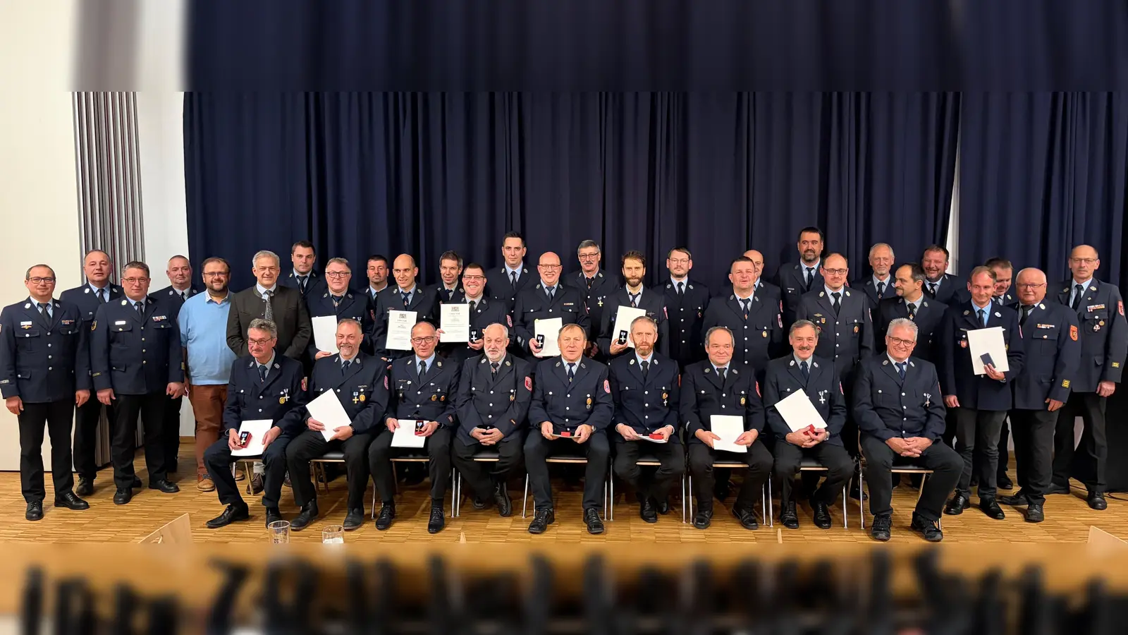 Die geehrten Feuerwehrleute aus Kemnath und Kastl. (Bild: Peter Denz)