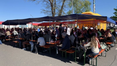 Schnell waren alle Plätze auf dem Gelände vor dem Sportheim besetzt. (Bild: Johann Adam)