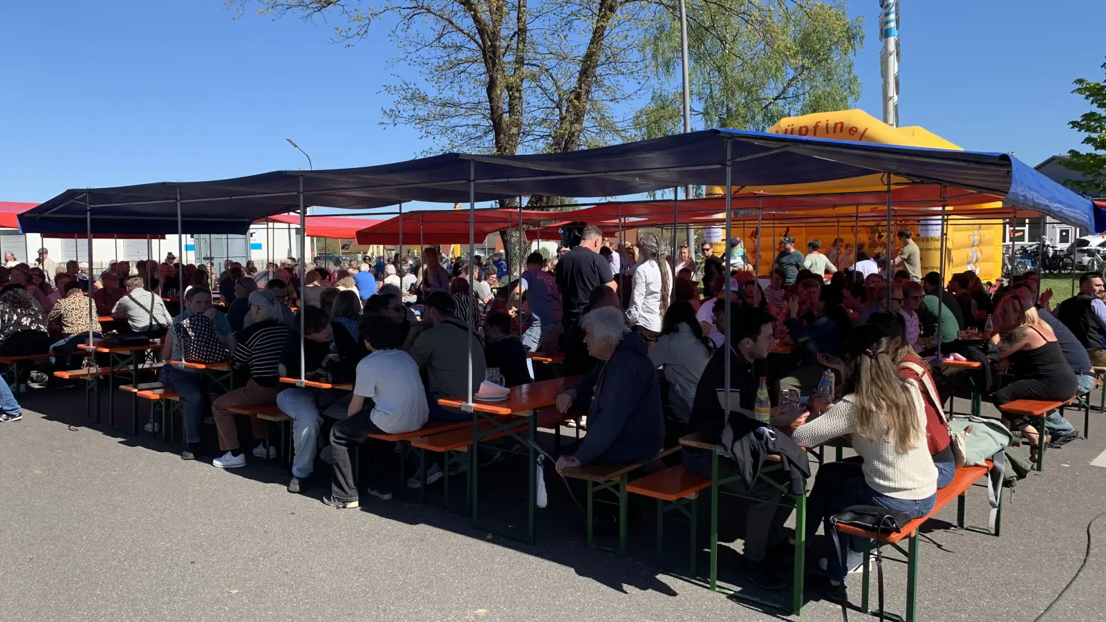 Schnell waren alle Plätze auf dem Gelände vor dem Sportheim besetzt. (Bild: Johann Adam)