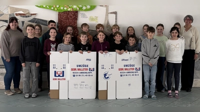 Klasse 4d mit ihrer Klassenleiterin Sabrina Jankowiak und Schulleiterin Birgit Koholka freuen sich über die Umzugskartons. (Bild: Claudia Zeitler)