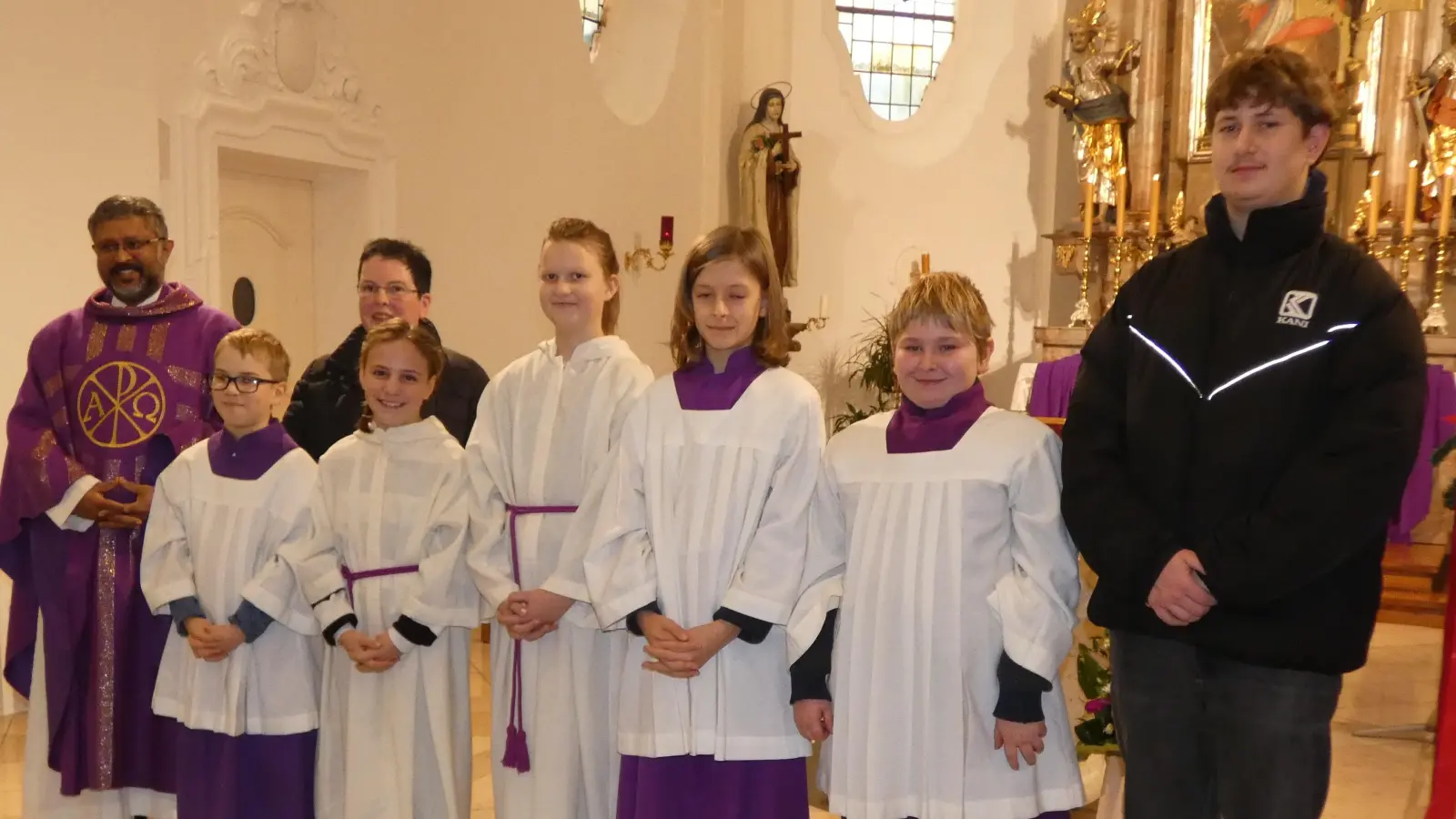 Die neuen Messdiener: Vitus Gieler, Sarah Braun, Vita Witt, David Zell und Moritz Mitlmeier sowie Simon Ertl, der Verabschiedende (von links) mit Pater Jo Jovilla Kurian MSFS und Mesnerin Monika Krug (hinten von links) (Bild: Ulrich Wabra)