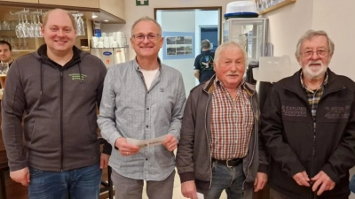 Das Bild zeigt von links: Schützenmeister Martin Alwang und die drei Geldpreis - Gewinner: Herbert Zangl, Hans Pregler und Oskar Chladt. (Bild: Maria Hoch)