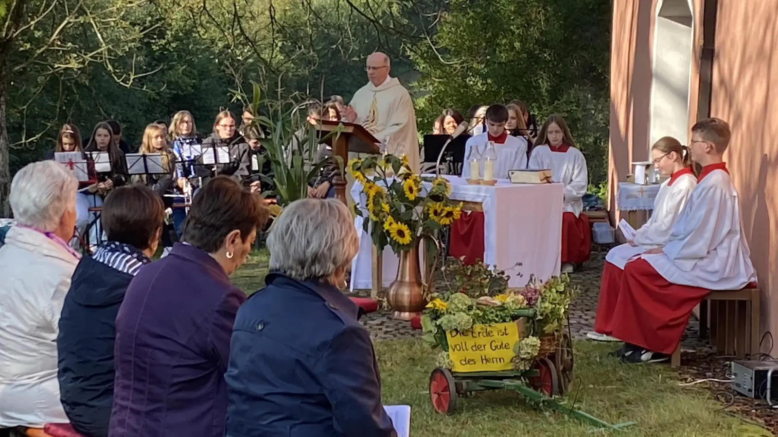 Pfarrer Rösl fordert in seiner Predigt einen sorgsamen Umgang mit der Schöpfung (Bild: Ulrich Wohlgemuth)
