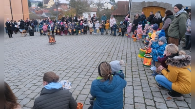 Freudig und fröhlich ging es bei der Martinsfeier am Freitag in der Kirche und im freien Gelände durch den evangelischen Kindergarten „Unterm Regenbogen“. (Bild: Fred Lehner)