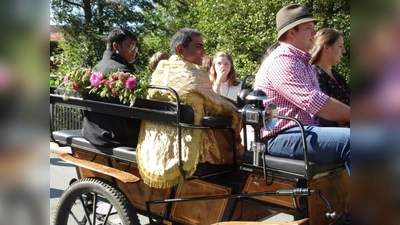 Pfarrer Julius Johnrose nimmt in der Kutsche Platz, beim traditionellen Wendelinsritt in Trevesen. (Bild: Tanja Wegmann)