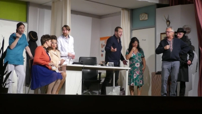 Turbulent geht es in der Praxis von Dr. Hilfreich zu wenn Patienten und Familie für Chaos sorgen. Die Premiere des Stückes „Waidmannsheil Herr Doktor” begeisterte das Publikum. (Bild: Wolfgang Rattai)