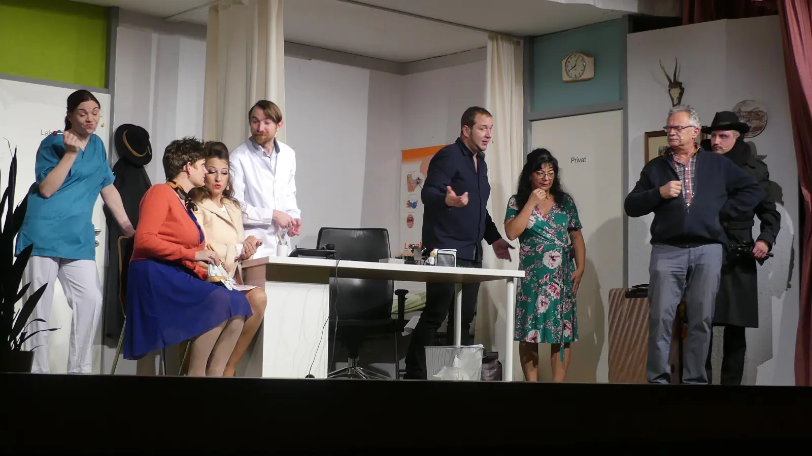 Turbulent geht es in der Praxis von Dr. Hilfreich zu wenn Patienten und Familie für Chaos sorgen. Die Premiere des Stückes „Waidmannsheil Herr Doktor” begeisterte das Publikum. (Bild: Wolfgang Rattai)