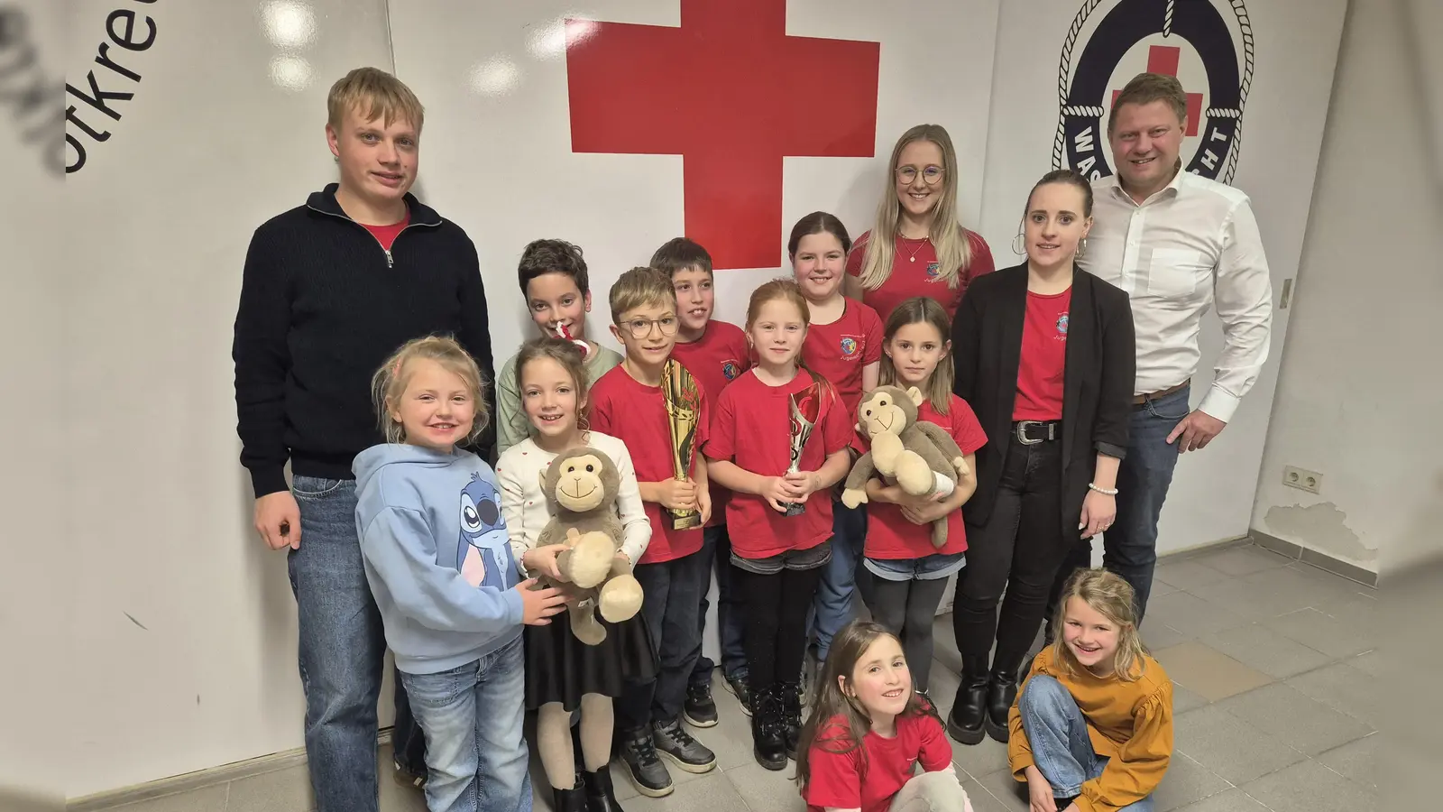 Gruppenbild der erfolgreichen Jugendrotkreuzler zusammen mit Ihren Gruppenleitern und Bürgermeister Stefan Grillmeier (Bild: Natalie Wölfl)