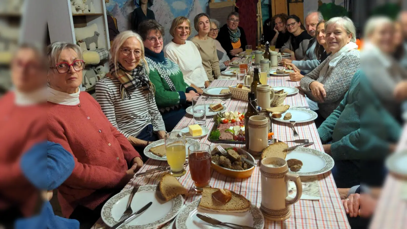 Die Etzenrichter SPD beim Verkosten der kulinarischen Schmankerln des Schäferhofs Müller in Lennesrieth (Bild: Anja Heiß)