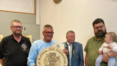 v. l. Florian Kustner, neuer Stadtkönig Xaver Wolfsteiner, Schützenmeister Kurt Falk und Bürgermeister Stefan Frank mit Tochter. (Bild: Alfred Birner)