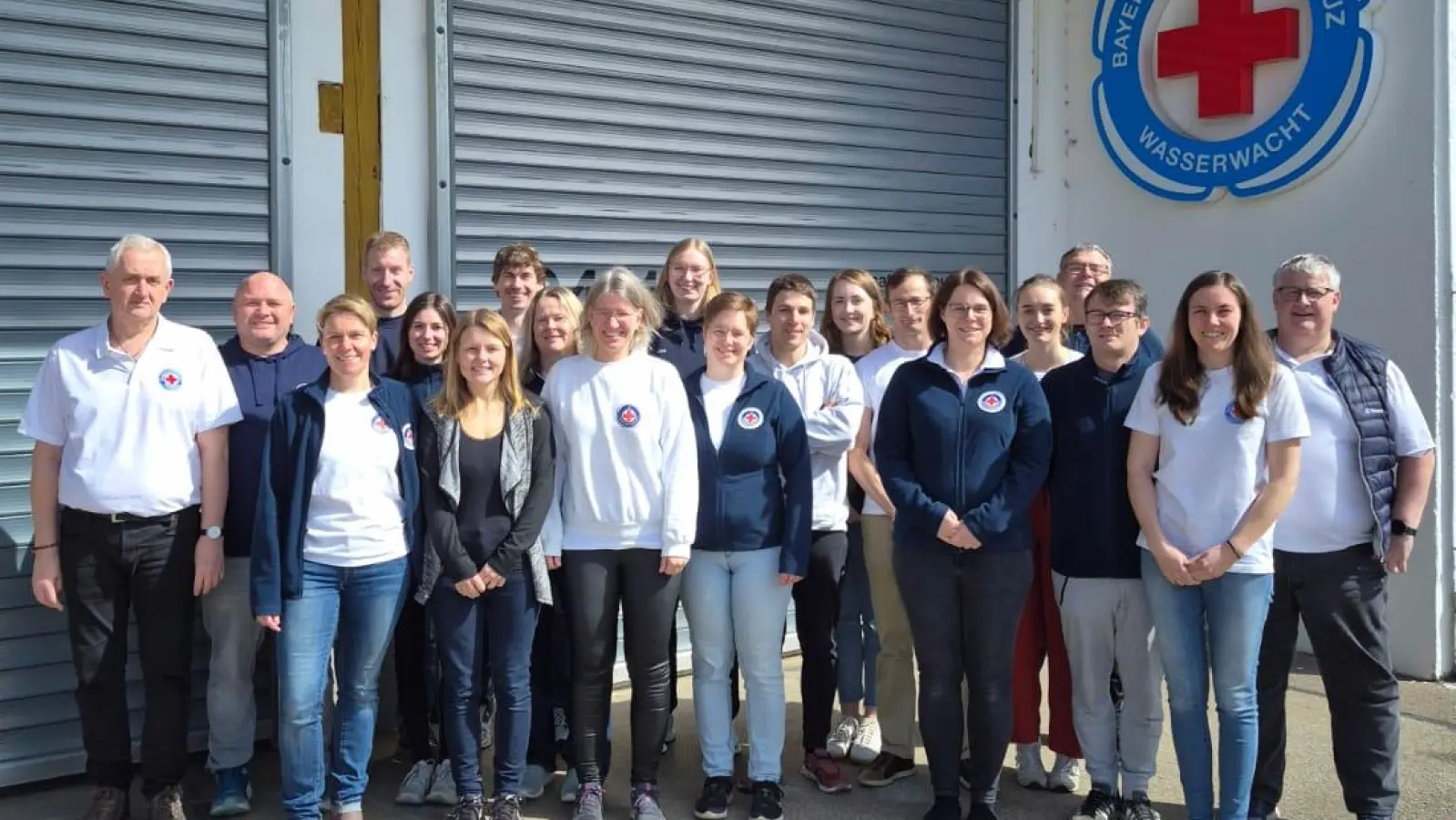 Teilnehmer an der Lehrscheinverlängerung Schwimmen der Wasserwacht in Nabburg. (Bild: Doris Kraus-Boetcher)