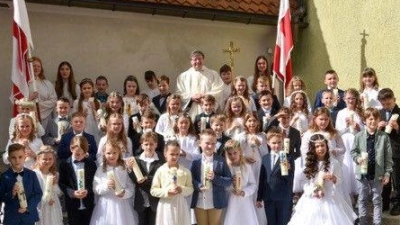 Bei strahlendem Sonnenschein hat die Pfarrei St. Johannes der Täufer in Auerbach am Weißen Sonntag die Erstkommunion gefeiert. (Bild: Daniel Trenz/exb)