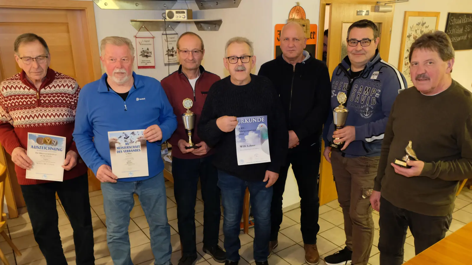 Im Rahmen der Meisterschaftsfeier und der Brieftaubenausstellung der RV Pegnitz ehrte Vorsitzender Josef Dötsch (re) die Sieger.  (Bild: Robert Dotzauer)