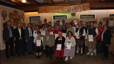 Geehrte Mitglieder vom Schützenverein Edelweiß Siegritz mit den Ehrengästen (Bild: Bernhard Wenning)