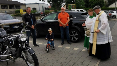 Stets unfallfreie Fahrt wünschte Pfarrer Erwin Bauer allen kleinen und großen Verkehrsteilnehmern, insbesondere dem knapp dreijährigen Hannes Danzl mit seinem Puky-Kinderrad. (Bild: Karl Ziegler)