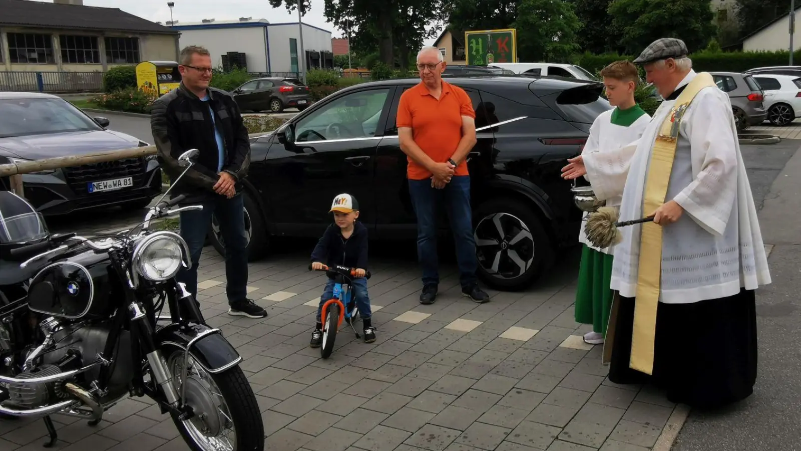 Stets unfallfreie Fahrt wünschte Pfarrer Erwin Bauer allen kleinen und großen Verkehrsteilnehmern, insbesondere dem knapp dreijährigen Hannes Danzl mit seinem Puky-Kinderrad. (Bild: Karl Ziegler)
