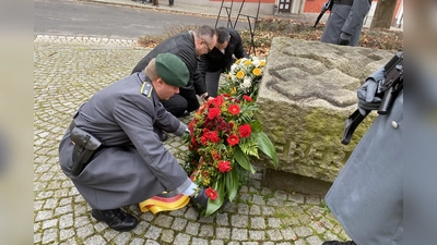 Oberleutnant Nico Kraski und die Bürgermeister Ludwig Gürtler und Werner Schärtl (v.l.) legen am Ehrenmal als Zeichen der Verbundenheit Kränze nieder. (Bild: Josef Glas )