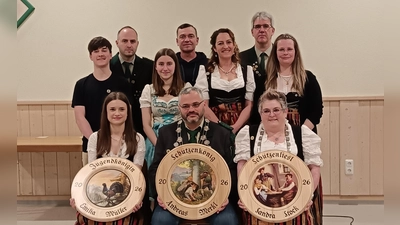 Die neuen Würdenträger der Kastler Sportschützen: Vorne von links: Jugendkönigin Emilia Müller, Schützenkönig Andreas Merkl und Schützenliesl Sandra Stock. Hinten von links: die Adjutanten Felix Danzer, Lukas Haberkorn, Maria Pöllath, Stefan Baumann, Daniela Fütterer und Sabine Schwarz sowie Vorsitzender Wolfgang Raps. (Bild: Wolfgang Raps)