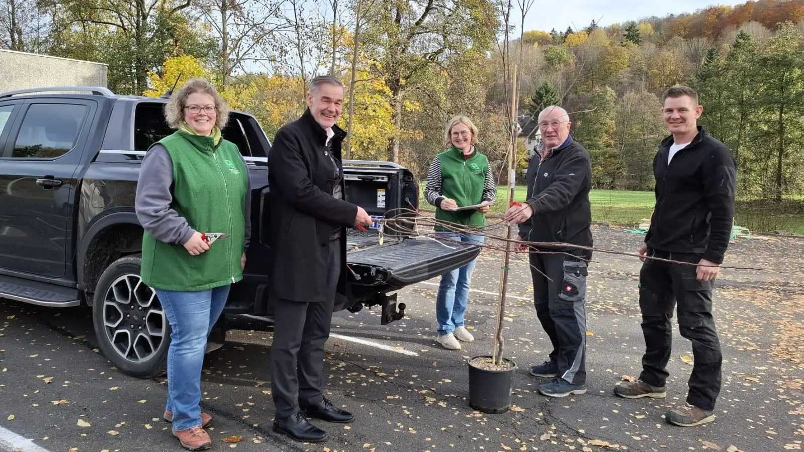160 neue Streuobstbäume finden ihr Zuhause im Fichtelgebirge. Am Freitag wurden sie von ihren künftigen Besitzerinnen und Besitzern abgeholt. v.l.n.r.: Kreisfachberaterin Kristina Schröter, 1. Vorsitzender Landrat Peter Berek, Kreisfachberaterin Claudia Büttner und die neuen Obstbaumbesitzer Hans-Martin und Martin Bäcker. (Bild: Anke Fähnrich)
