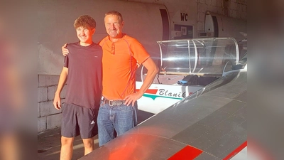 Der überglückliche Flugschüler Hawk Krehan (links) nach seinem ersten Alleinflug (Bild: Peter Ostermann)