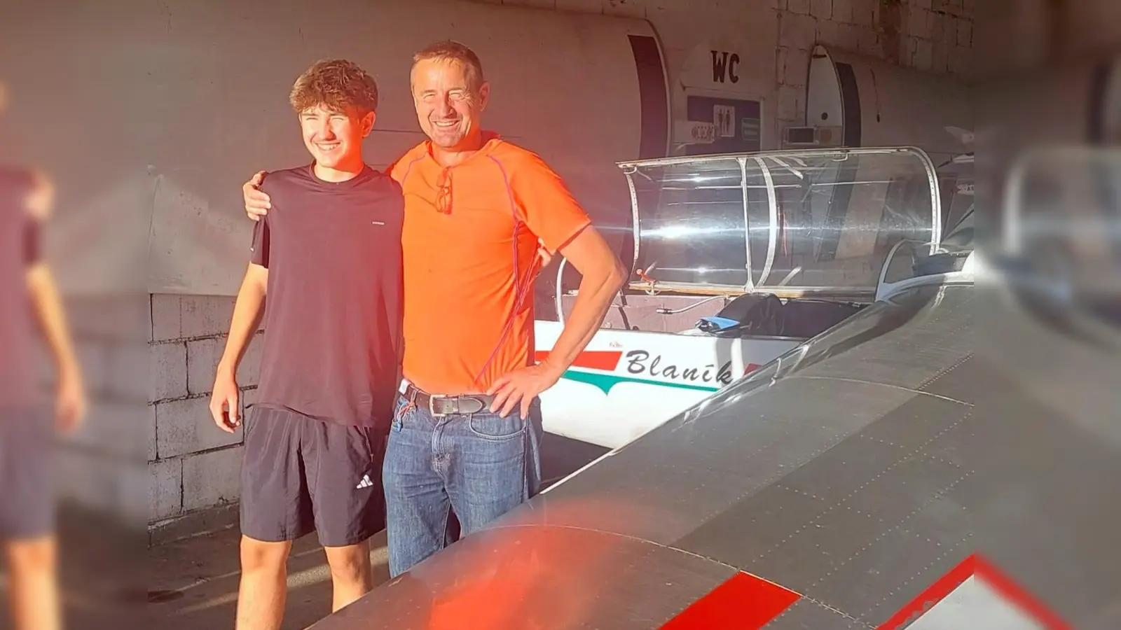 Der überglückliche Flugschüler Hawk Krehan (links) nach seinem ersten Alleinflug (Bild: Peter Ostermann)
