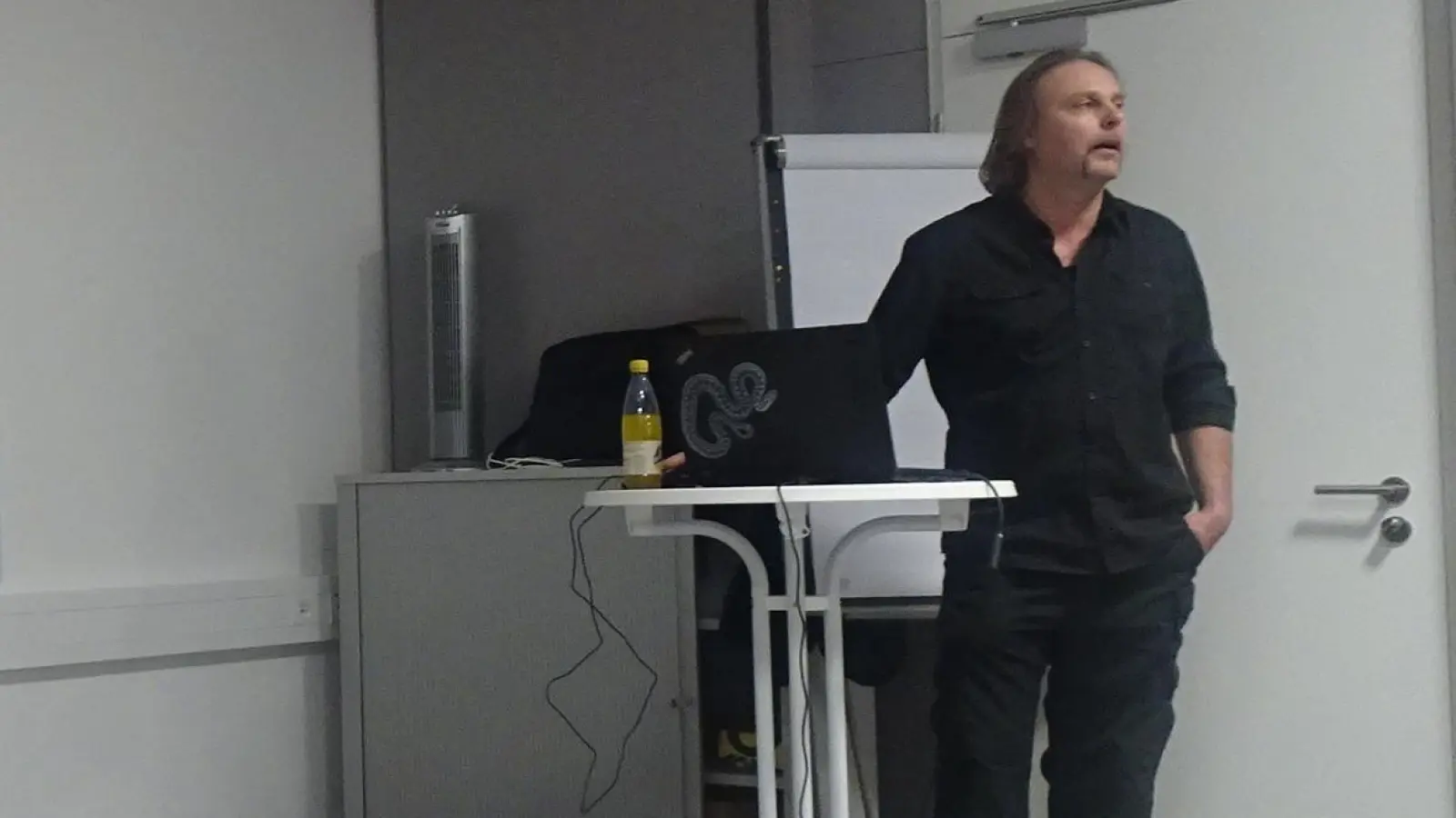 Paul Hien beim Vortrag über die Kreuzotter. (Bild: Bebbo Schuller)