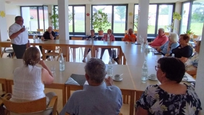 Die Gruppe der Seniorenbeauftragten während der Erste-Hilfe-Auffrischung mit Referent Richard Wagner.  (Bild: Jonas Horn)