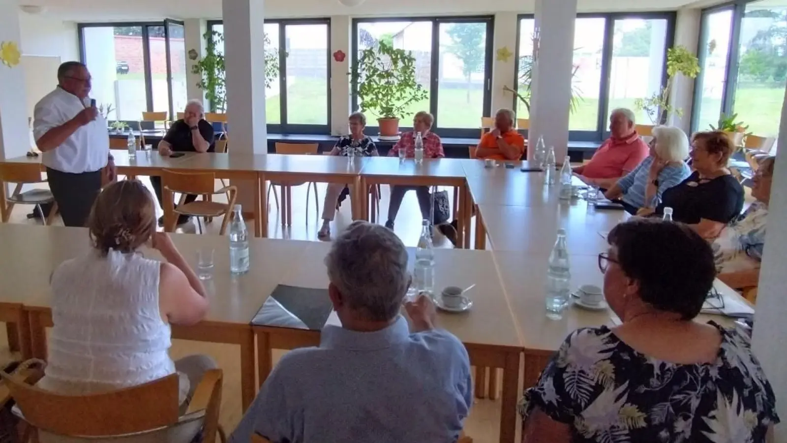 Die Gruppe der Seniorenbeauftragten während der Erste-Hilfe-Auffrischung mit Referent Richard Wagner.  (Bild: Jonas Horn)