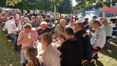 Frühschoppen bei Kaiserweter (Bild: Josef Kleber)