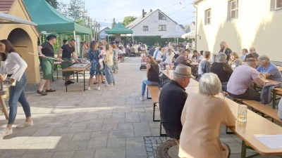 Ein rühriges Schützenteam verwöhnte die zahlreichen Gäste beim Sommerfest mit Musik und Köstlichkeiten. (Bild: Karl Ziegler)