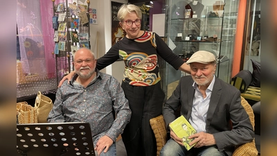 Musiker Sam Stadler, Eine Welt Laden Vorsitzende Cornelia Siebenbürger, Autor Friedrich Brandl (Bild: Günther Zenger)