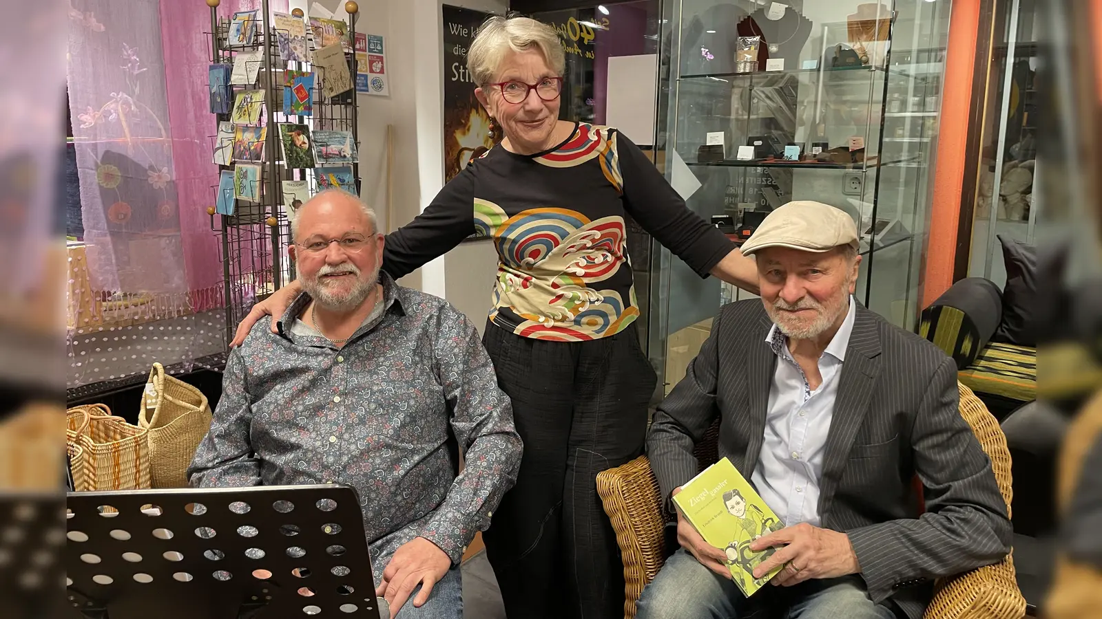 Musiker Sam Stadler, Eine Welt Laden Vorsitzende Cornelia Siebenbürger, Autor Friedrich Brandl (Bild: Günther Zenger)