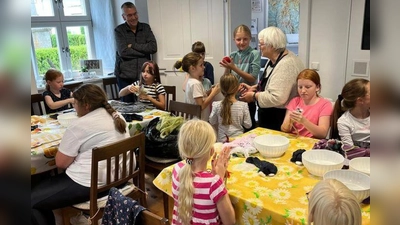 Filzen mit Kindern beim Ferienprogramm der Marktgemeinde Mähring. (Bild: Brigitte Hoffmann)
