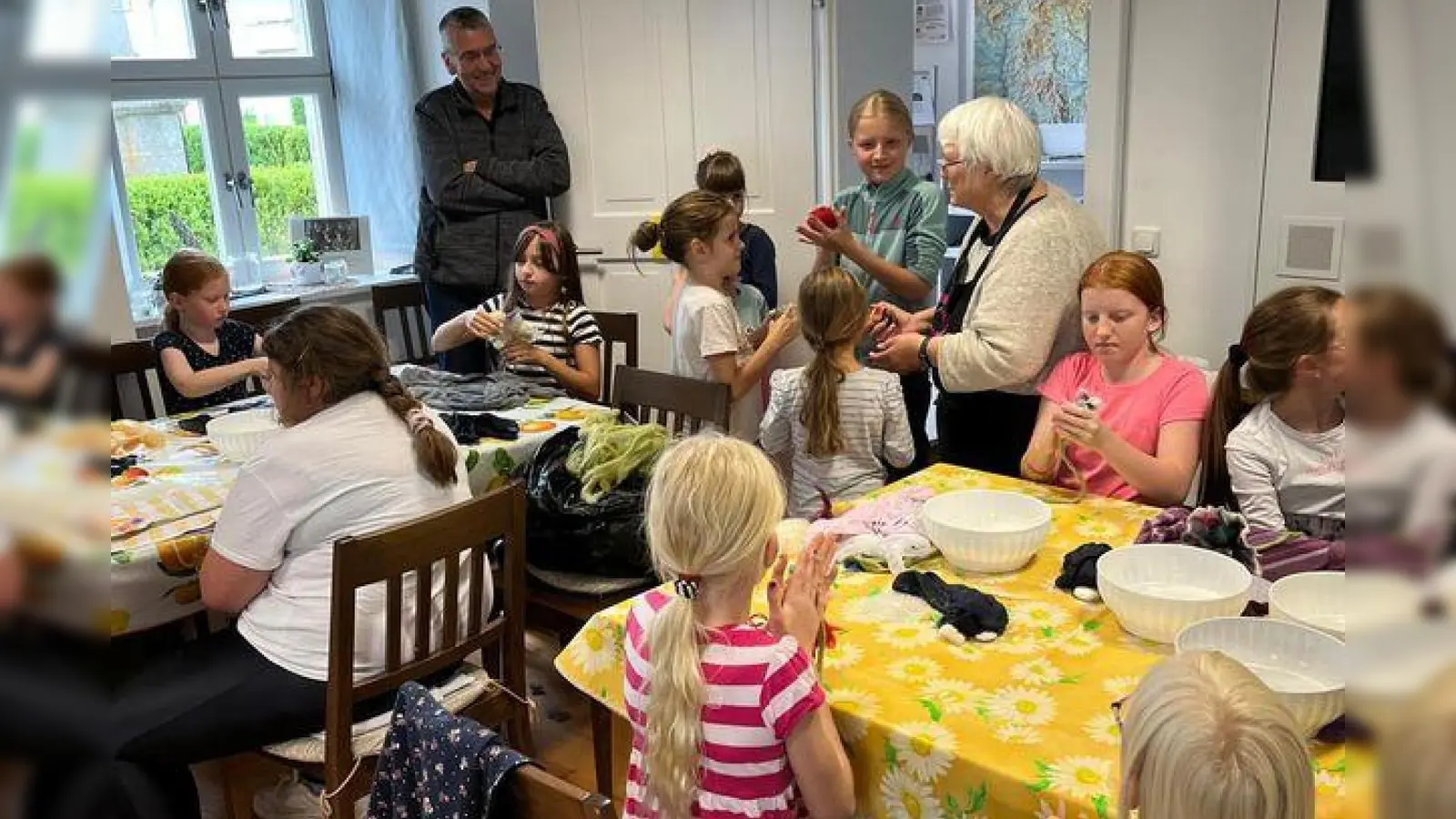 Filzen mit Kindern beim Ferienprogramm der Marktgemeinde Mähring. (Bild: Brigitte Hoffmann)