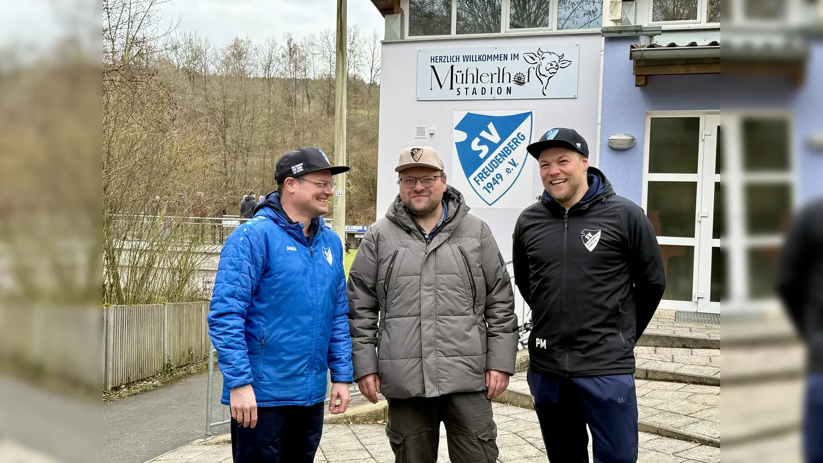 Vor dem Mühlerhof-Stadion (von links): 3. Vorsitzender Matthias Tafelmeier, Sponsor Tom Binner und Fußball-Abteilungsleiter Patrick Meiler. (Bild: gri)