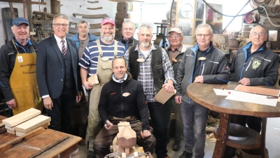Herbert Konrad (links), Franz Stahl (Zweiter von links) und der Historische Arbeitskreis hießen die „Handwerker“ Thilo (sitzend), Stefan (Vierter von links) und Dominik (Vierter von rechts) herzlich willkommen.  (Bild: Nico Wiesend )