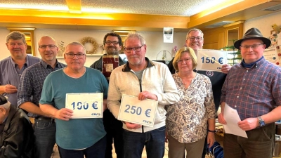 Gewinner und Organisatoren sind zufrieden mit dem Preisschafkopf der CSU. (Bild: Michael Feige)