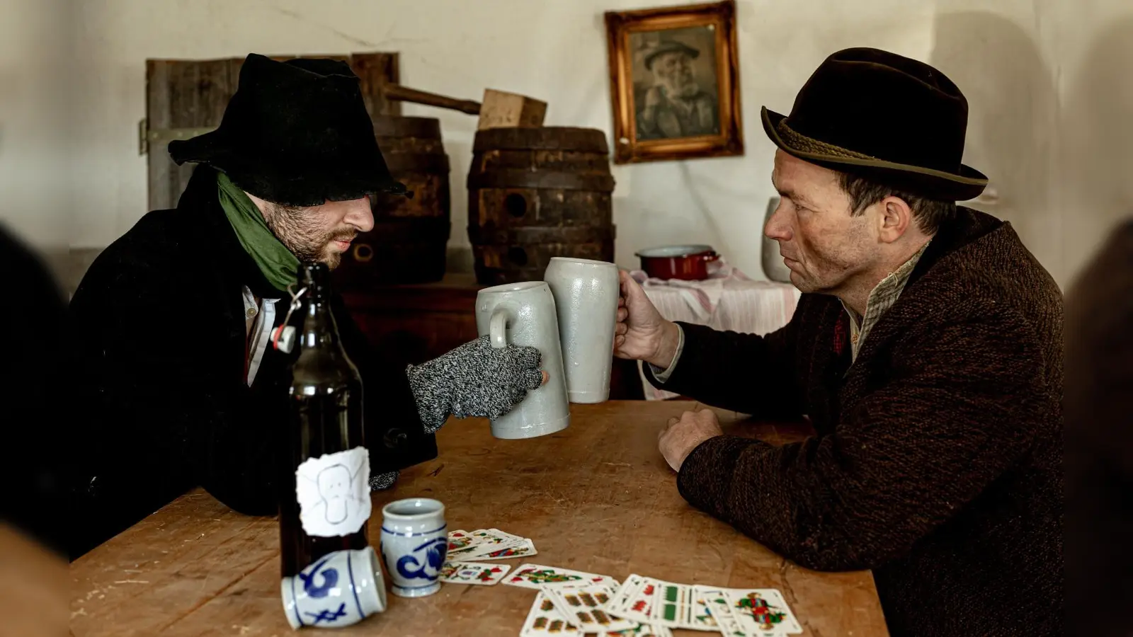 Zwei Totengräber mit fragwürdigen Gedanken. (Bild: Katharina Luber)