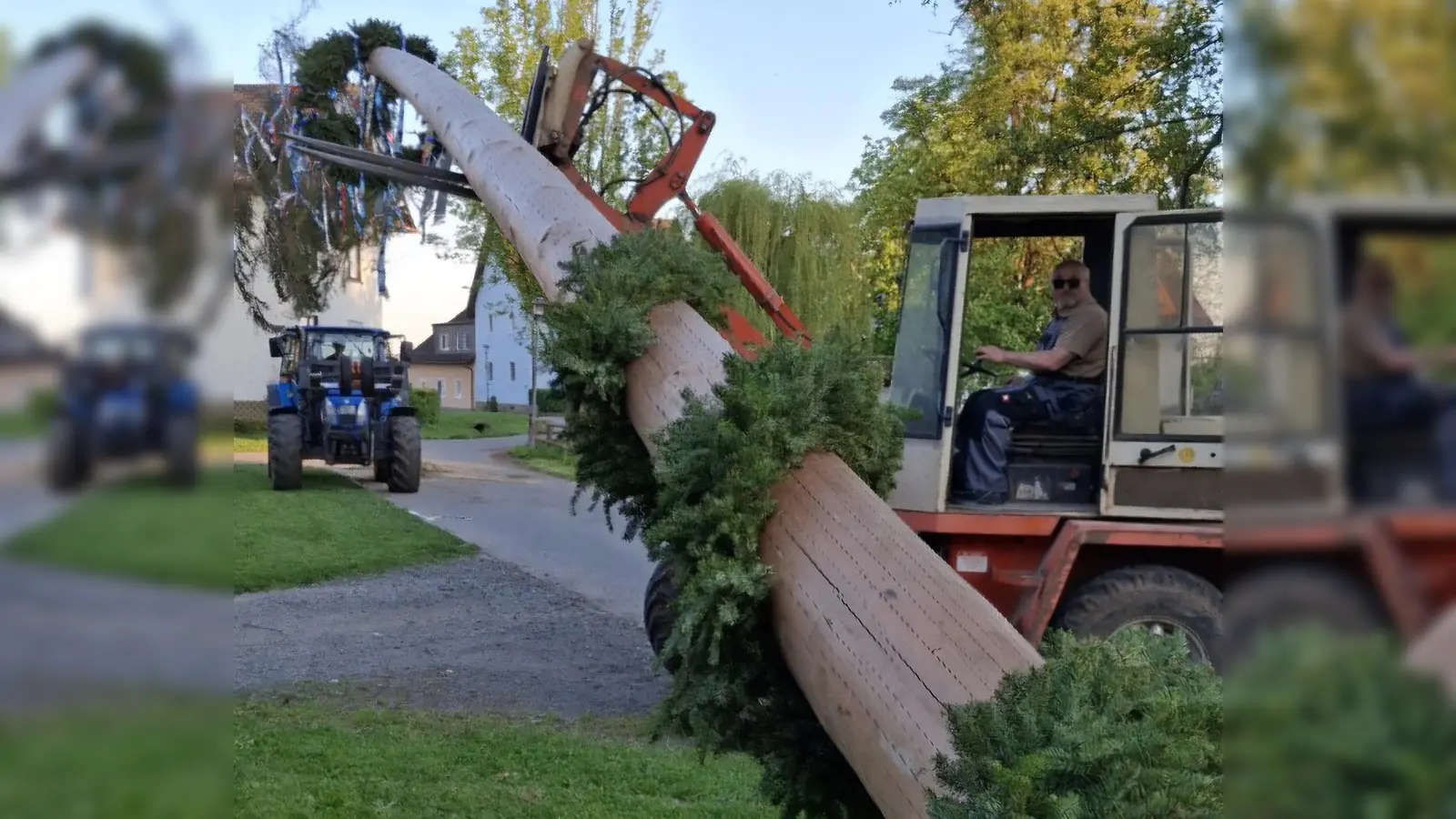 Gemeinsam mit Jakob Beutner und Reinhold Drechsler manövrierten sie den 32 Meter hohen Baum mithilfe von Traktoren und einem Heberoller präzise in die vorbereitete Vorrichtung.<br> (Bild: Martin Beutner)