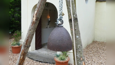 Eine Glocke, die aus dem Metall einer amerikanischen Fliegerbombe aus dem Zweiten Weltkrieg geschmiedet wurde, mahnt auf dem Gelände des Klosters Ensdorf zum Frieden. (Bild: Claudia Klinger)