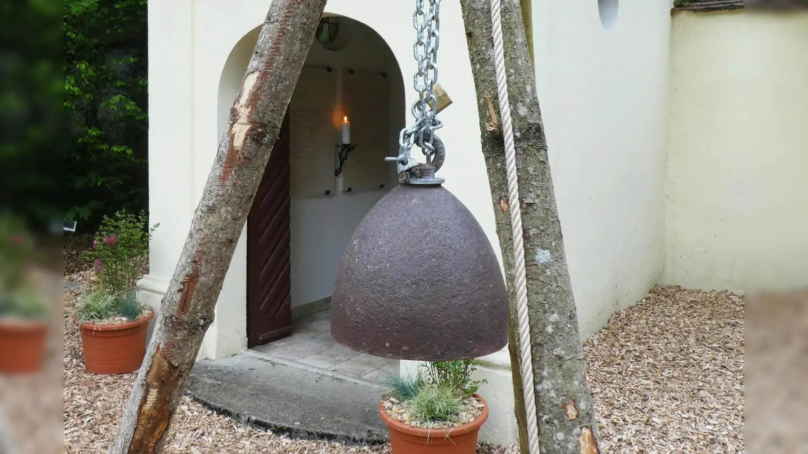 Eine Glocke, die aus dem Metall einer amerikanischen Fliegerbombe aus dem Zweiten Weltkrieg geschmiedet wurde, mahnt auf dem Gelände des Klosters Ensdorf zum Frieden. (Bild: Claudia Klinger)