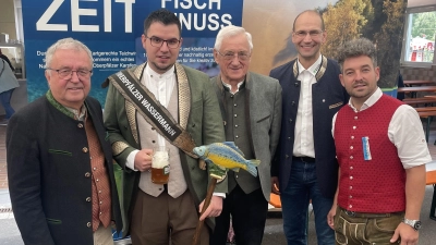 von links nach rechts: 1.Bgm. Toni Dutz, Wassermann Philipp Sommer, Präsident der bayer. Berufsfischer Albert Deß, stv. Landespräsident des Bayer. Bauernverbandes Ely Eibisch, 2. Bgm. Michael Dutz in Kornthan bei der Eröffnung der Fischwochen (Bild: Anton Dutz)