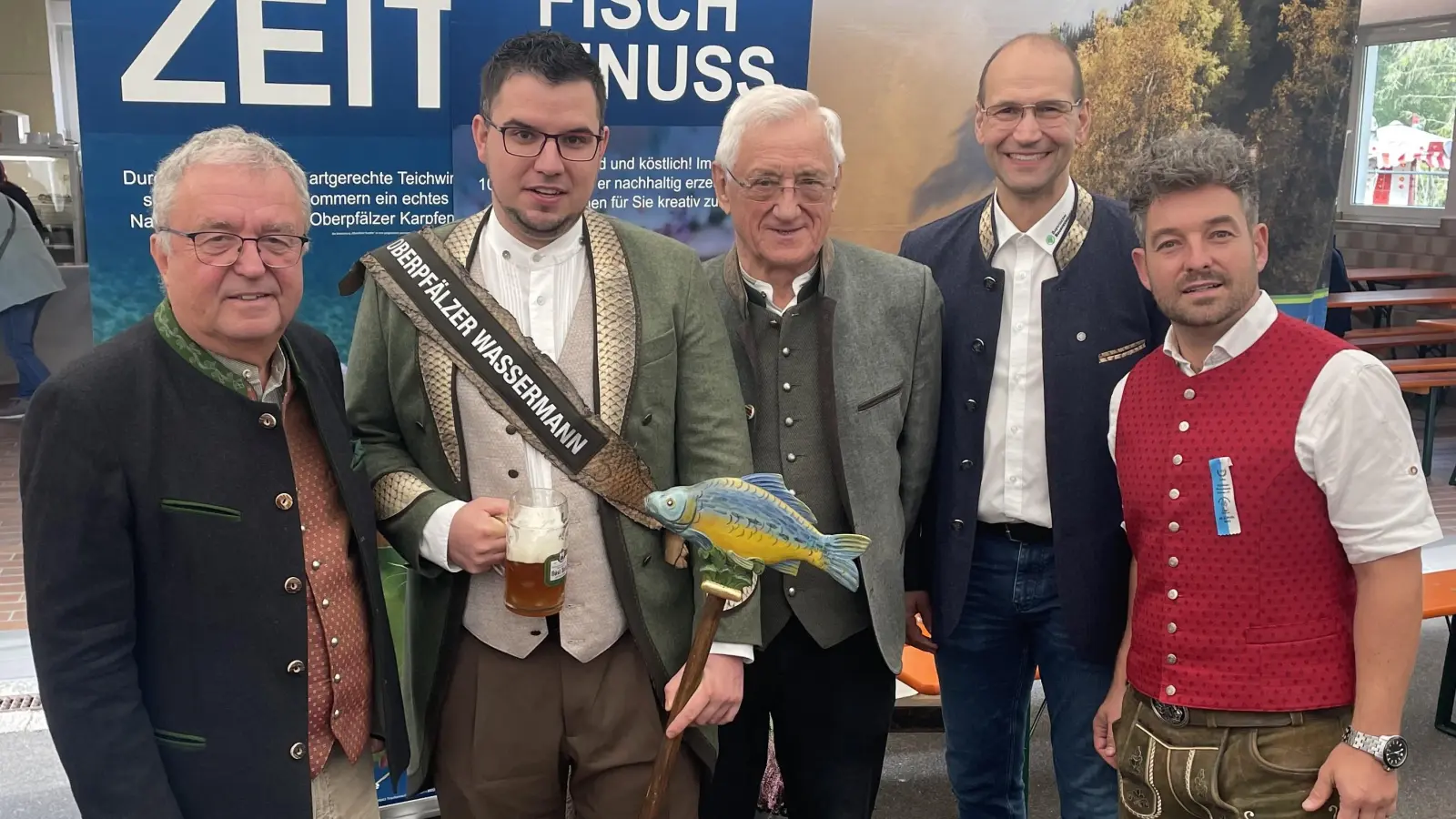 von links nach rechts: 1.Bgm. Toni Dutz, Wassermann Philipp Sommer, Präsident der bayer. Berufsfischer Albert Deß, stv. Landespräsident des Bayer. Bauernverbandes Ely Eibisch, 2. Bgm. Michael Dutz in Kornthan bei der Eröffnung der Fischwochen (Bild: Anton Dutz)