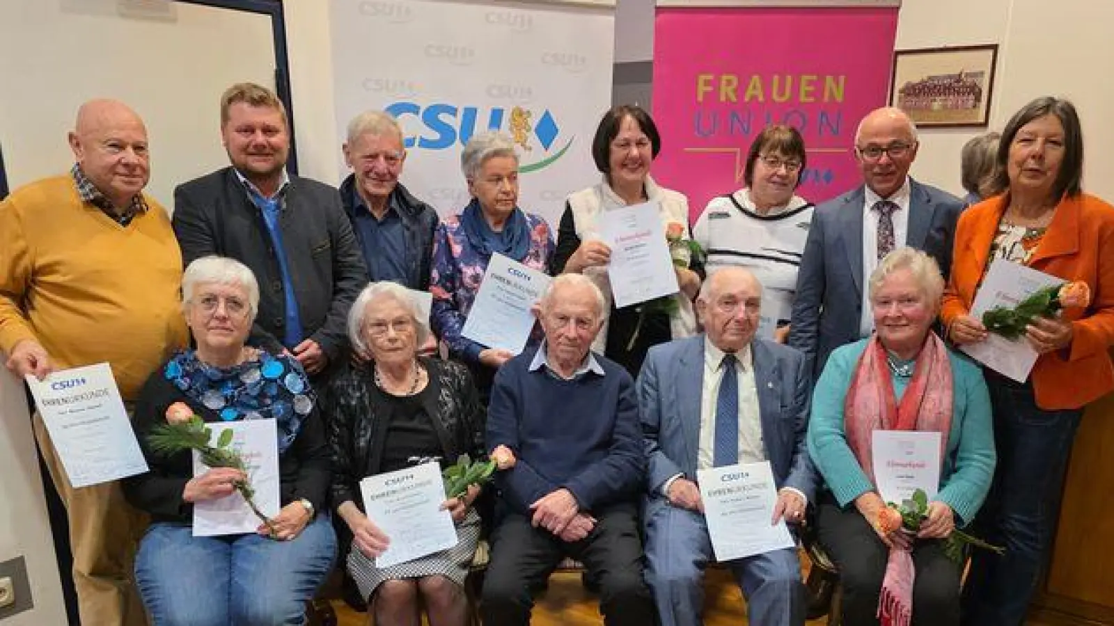 Die Geehrten der CSU-Familie. Für 60 Jahre wurde hubert Winter(siztend 2.v.rechts) ausgezeichnet (Bild: Stephan Meier)
