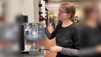 Die 15-jährige Saskia Stieble von der Landgraf-Ulrich-Schule in Pfreimd schnupperte beim Girls-Day im Bildungszentrum Weiden ins Metallbauhandwerk. (Bild: Tobias Knauer)