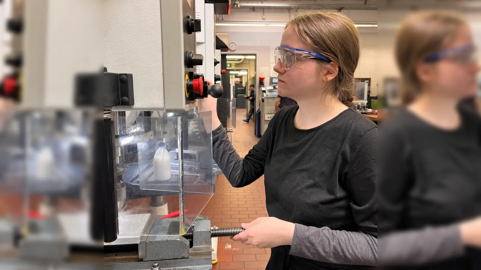 Die 15-jährige Saskia Stieble von der Landgraf-Ulrich-Schule in Pfreimd schnupperte beim Girls-Day im Bildungszentrum Weiden ins Metallbauhandwerk. (Bild: Tobias Knauer)