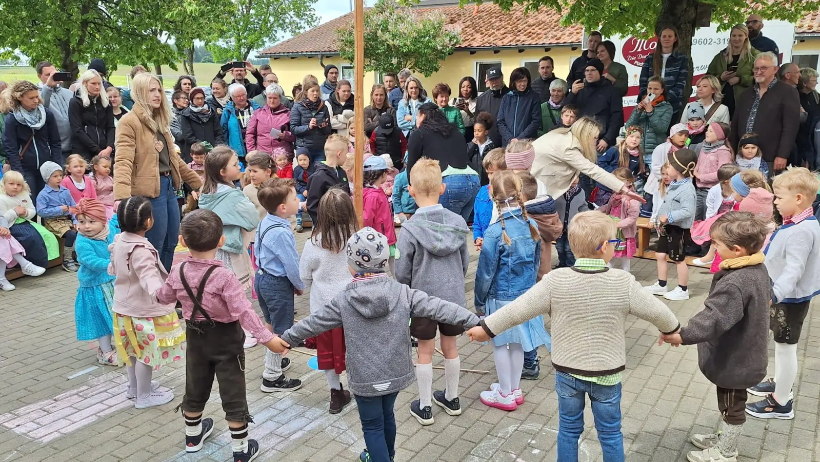 Beim Maifest tanzten die Kinder des AWO-Kinderstodls in Püchersreuth um den Maibaum. Danach feierten sie mit Eltern, Geschwistern und Großeltern auf dem Gelände der Grundschule. (Bild: Lena Bösl)