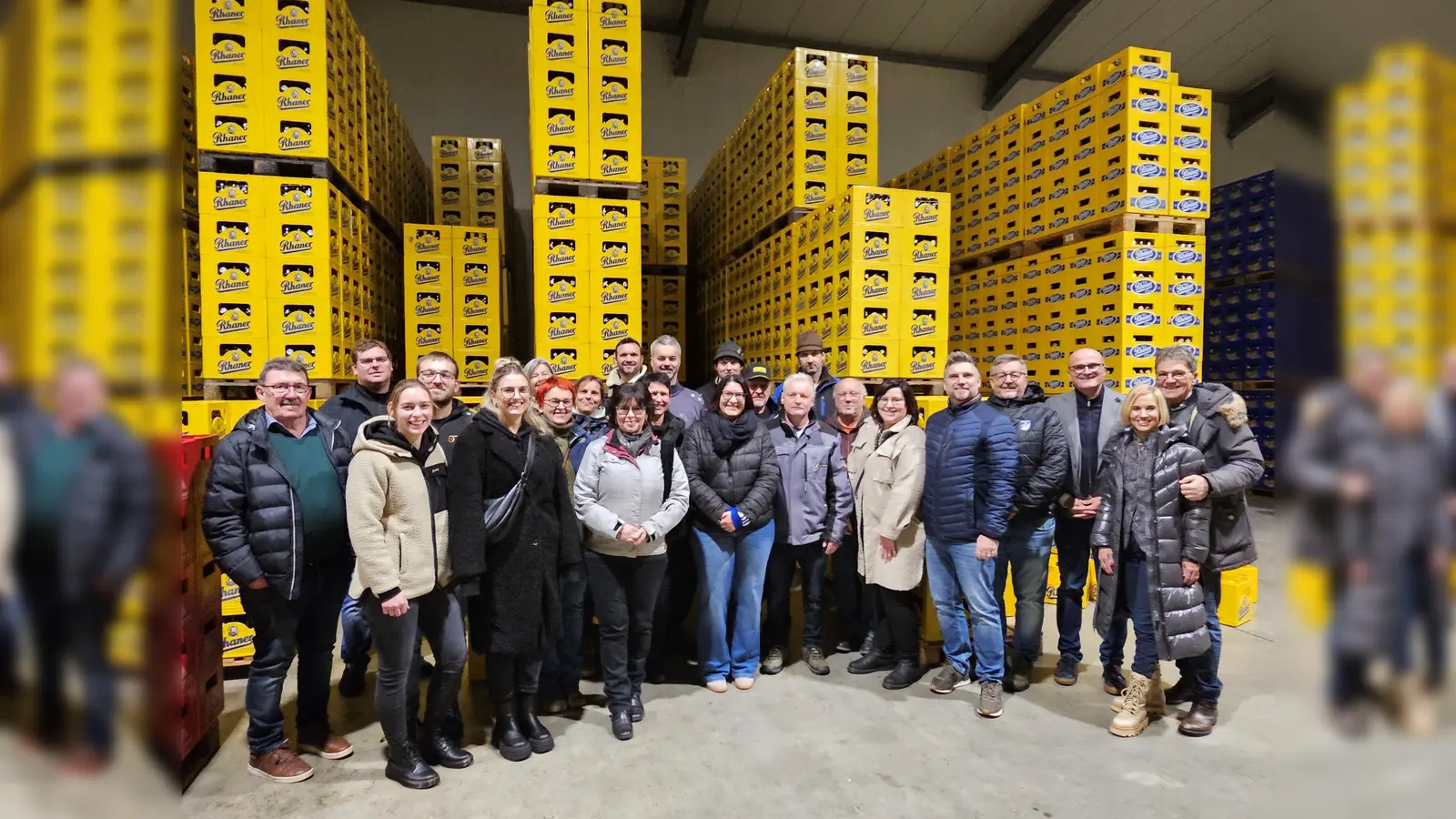 Die Schwarzhofener Heimatfest-Organisatoren mit den Festleitern Andreas Immervoll (ganz links), Christian Voith (5. von rechts) und Erstem Bürgermeister und Festleiter Maximilian Beer (3. von rechts) besuchten die Brauerei Rhan und wurden von den Eigentümern Dr. Alois Plößl und Steffi Plößl (rechts) begrüßt. (Bild: Alois Hamperl)