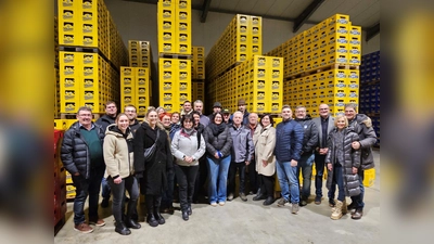 Die Schwarzhofener Heimatfest-Organisatoren mit den Festleitern Andreas Immervoll (ganz links), Christian Voith (5. von rechts) und Erstem Bürgermeister und Festleiter Maximilian Beer (3. von rechts) besuchten die Brauerei Rhan und wurden von den Eigentümern Dr. Alois Plößl und Steffi Plößl (rechts) begrüßt. (Bild: Alois Hamperl)